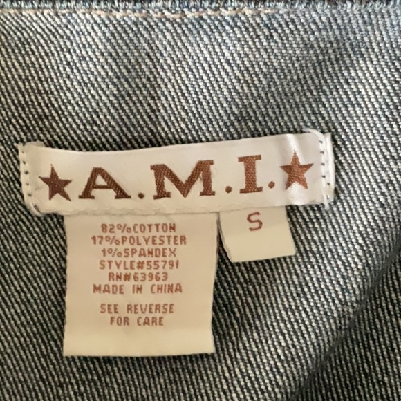 Black Jean Jacket with Fitted Silhouette and Contrast Stitching - Picture 10 of 10